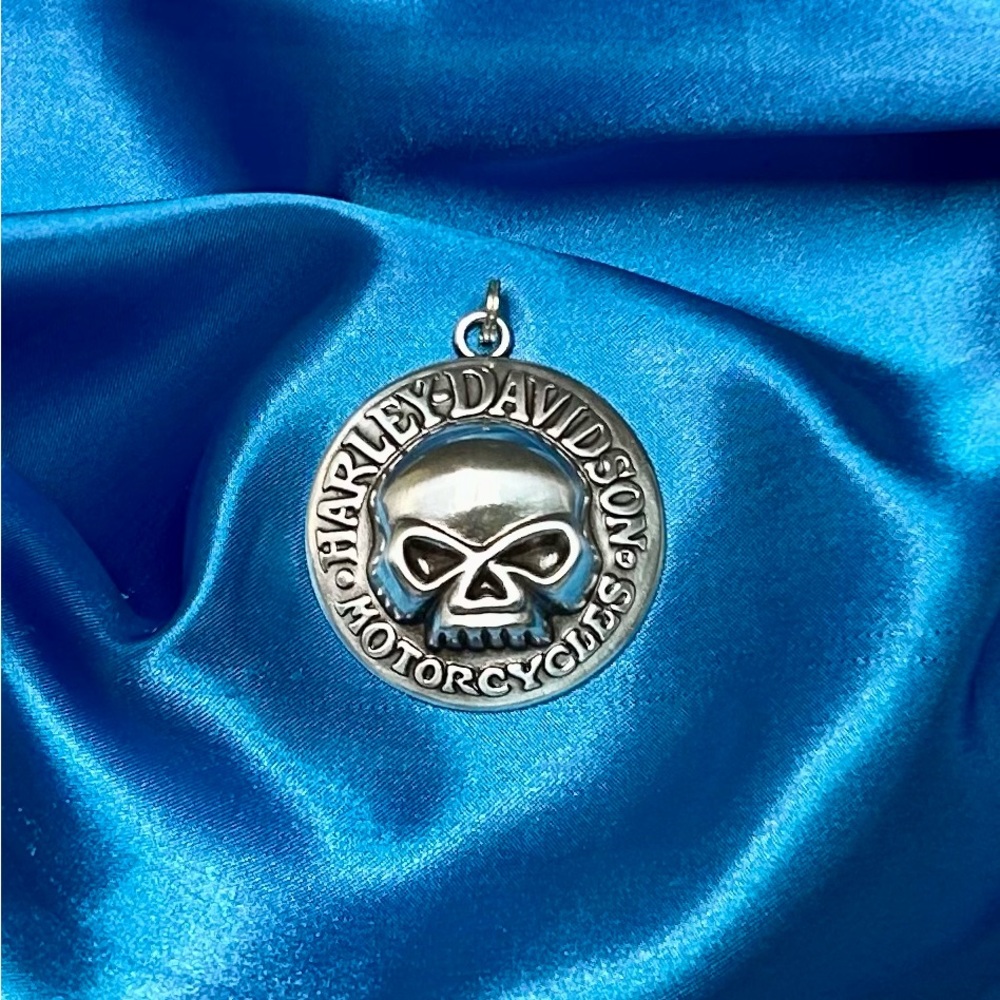 Harley-Davidson Silver Tone 3D Skull Medallion Pendant